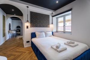 une chambre avec un grand lit avec des serviettes dessus dans l'établissement Prisma - Univers du jeux - By Primo, à Chagny 21 autres photos