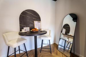 a table with two stools and two mirrors at Prisma - Univers du jeux in Chagny