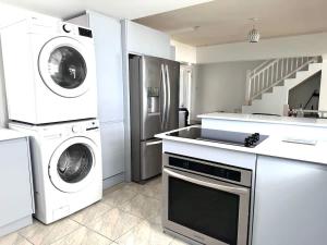 Nhà bếp/bếp nhỏ tại ZenBreak Silver Sands Villas 6bd