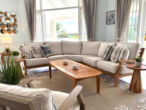 Khu vực ghế ngồi tại ZenBreak Silver Sands Villas 10bd