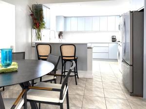 Nhà bếp/bếp nhỏ tại ZenBreak Silver Sands Villas 7bd