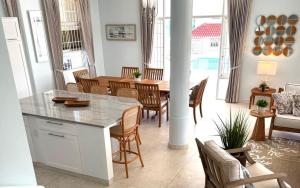 Khu vực ghế ngồi tại ZenBreak Silver Sands Villas 7bd