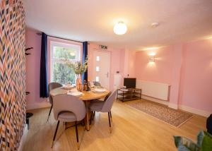 Un comedor con mesa y sillas y una ventana. en Stylish central location 3 bedroom house, en Ely 24 fotos más