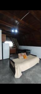 een groot bed in een kamer met een houten plafond bij Colibríes Dorados in Mar del Plata