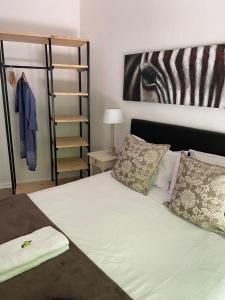 - une chambre dotée d'un lit avec une photo zébrée sur le mur dans l'établissement Valley Heights Guest House and B & B, au Cap 13 autres photos