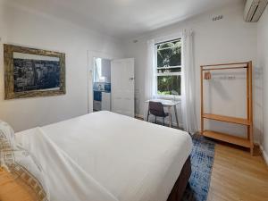 Postel nebo postele na pokoji v ubytování Cute 1 bedroom with sunny courtyard garden