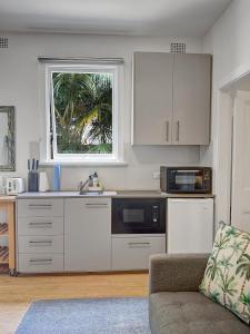 Kuchyň nebo kuchyňský kout v ubytování Cute 1 bedroom with sunny courtyard garden