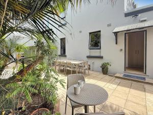 Balkón nebo terasa v ubytování Cute 1 bedroom with sunny courtyard garden