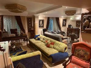 Posezení v ubytování Sunny & Spacious room close to the Airport!