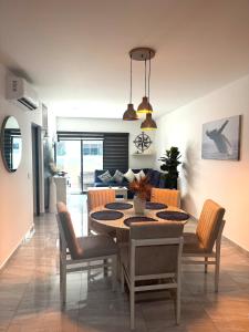 ein Esszimmer mit Tisch und Stühlen in der Unterkunft The best place for your vacation in Mazatlan in Mazatlán + 38 Fotos