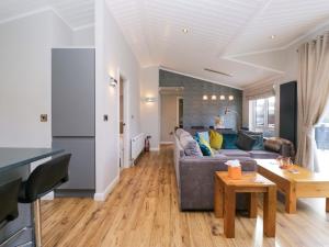 ein Wohnzimmer mit Sofa und Tisch in der Unterkunft 7 Lake View in Troutbeck Bridge