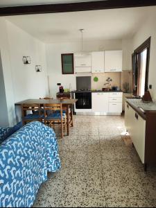 Una cocina con una mesa y un comedor. en Cà Giaculn,  2 fotos más