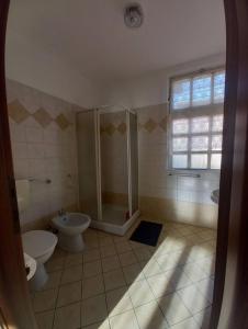 Un baño con ducha, inodoro y lavabo. en Cà Giaculn, 