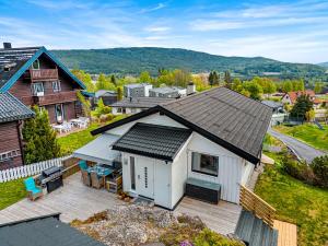 una vista aérea de una casa blanca con patio en House in Rotnes, Nittedal, en Nittedal