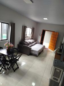 ein Wohnzimmer mit Sofa und Tisch in der Unterkunft Casa refúgio da paz in Pirenópolis