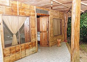 CotundoにあるSacha Waysaのドアが開いた木造住宅の入り口