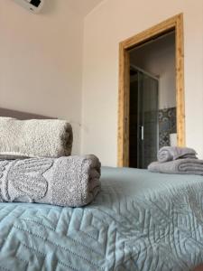 a bedroom with a bed with towels on it at Sa meraviglia in Posada
