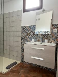 a bathroom with a sink and a mirror at Sa meraviglia in Posada