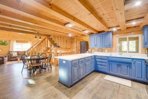 Kuchyň nebo kuchyňský kout v ubytování Northwoods Nature Escape! Lakefront Hayward Cabin