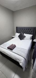 Postel nebo postele na pokoji v ubytování Apartment Near Amajuba Mall