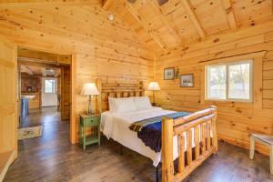 Postel nebo postele na pokoji v ubytování Northwoods Nature Escape! Lakefront Hayward Cabin