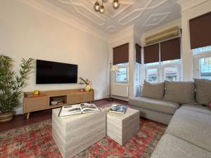 Et tv og/eller underholdning på Bosphorus Villa Arnavutköy 5BR for 12 Guests