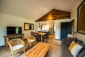 ein Wohnzimmer mit Sofa und Tisch in der Unterkunft Cabañas Parque Futangue in Lago Ranco