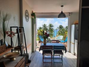 ル・ディアマンにあるTurquoise studio remarquable vue merのダイニングルーム(テーブル、椅子付)、キッチン +41枚の写真