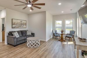 Χώρος καθιστικού στο Tullahoma Whiskey Trail Base with Yard and Fire Pit