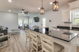 Η κουζίνα ή μικρή κουζίνα στο Tullahoma Whiskey Trail Base with Yard and Fire Pit