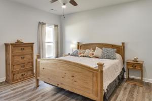 Ένα ή περισσότερα κρεβάτια σε δωμάτιο στο Tullahoma Whiskey Trail Base with Yard and Fire Pit