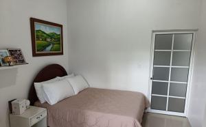 une petite chambre avec un lit et une fenêtre dans l'établissement Family Stay Desayuno, à Fátima