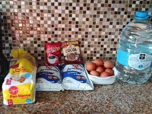 un comptoir avec de la nourriture et une bouteille d'eau dans l'établissement Family Stay Desayuno, à Fátima