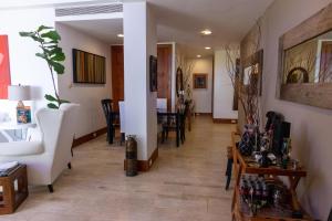 Imagen de la galería de Luxe 2-Bed Golf-View Apt 1 Min to Altos de Chavon, en El Infiernito