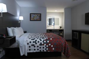 Postel nebo postele na pokoji v ubytování Econo Lodge Inn & Suites Southeast