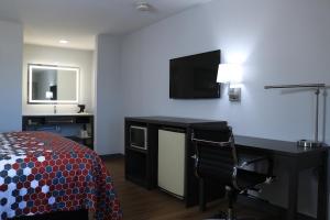 TV a/nebo společenská místnost v ubytování Econo Lodge Inn & Suites Southeast