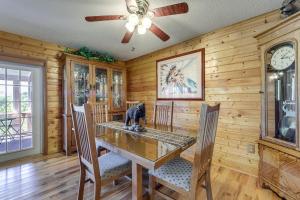 ein Esszimmer mit Tisch und Stühlen und einem Deckenventilator in der Unterkunft Million-Dollar Mtn Views Cozy Home in Franklin! in Franklin