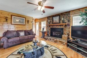 ein Wohnzimmer mit Couch und Kamin in der Unterkunft Million-Dollar Mtn Views Cozy Home in Franklin! in Franklin