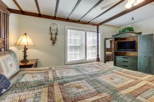 ein Schlafzimmer mit einem großen Bett und einem Fernseher in der Unterkunft Million-Dollar Mtn Views Cozy Home in Franklin! in Franklin