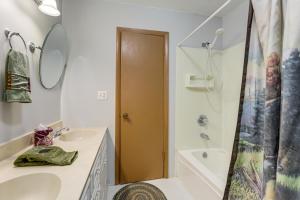 ein Badezimmer mit Waschbecken und Dusche in der Unterkunft Million-Dollar Mtn Views Cozy Home in Franklin! in Franklin + 23 Fotos