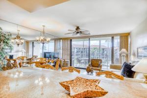 Μια τηλεόραση ή/και κέντρο ψυχαγωγίας στο Papakea Resort B302