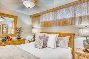 Ένα ή περισσότερα κρεβάτια σε δωμάτιο στο Papakea Resort B302 +36 φωτογραφίες