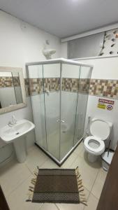 Ένα μπάνιο στο Flats do Cabo e Suítes