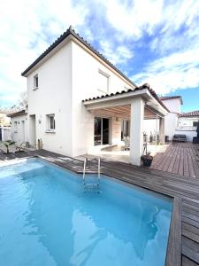 una piscina frente a una casa en Villa La Voile avec piscine 3 chambres, en Le Grau-du-Roi