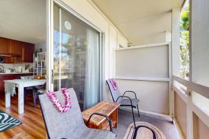 Zimmer mit 2 Stühlen und einem Tisch auf dem Balkon in der Unterkunft Salt & Palms at Plantation Hale E3 in Kapaa