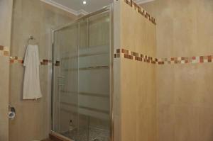 トレビエハにあるYovalu1の浴室のガラス扉付きシャワー