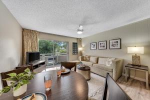 TV a/nebo společenská místnost v ubytování Plantation Hale E7