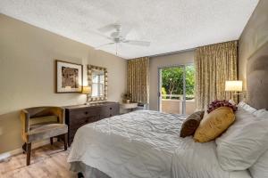 Postel nebo postele na pokoji v ubytování Plantation Hale E7 + 16 fotografií