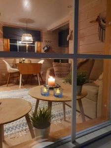 una sala de estar con una mesa con una vela. en Stunning log cabin 45m2 on the shore of Kallavesi., en Kuopio