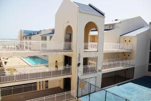 um edifício de apartamentos com uma piscina no meio em Sugar Beach 312 em Gulf Shores